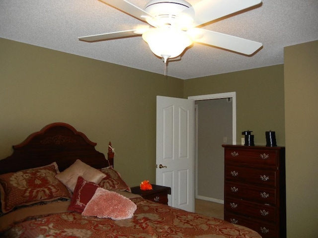 bedroom featuring ceiling fan and a textured ceiling