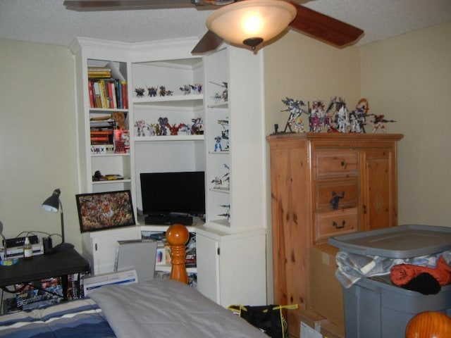 bedroom featuring ceiling fan and a textured ceiling