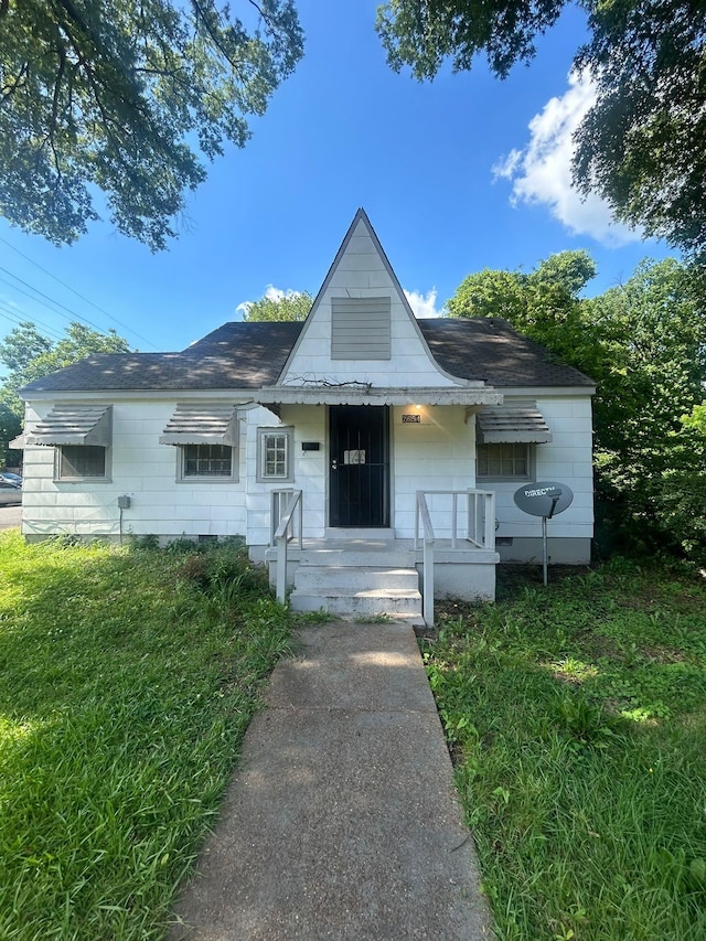 bungalow featuring a front yard