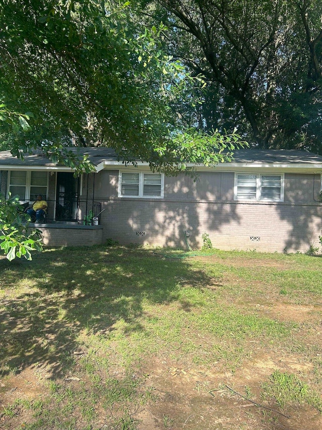 view of front facade with a front lawn