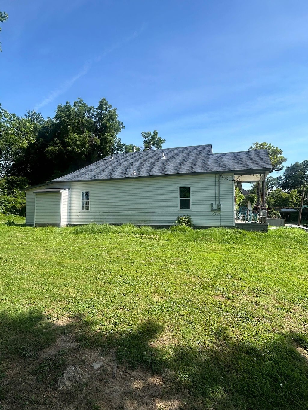 view of side of property featuring a lawn