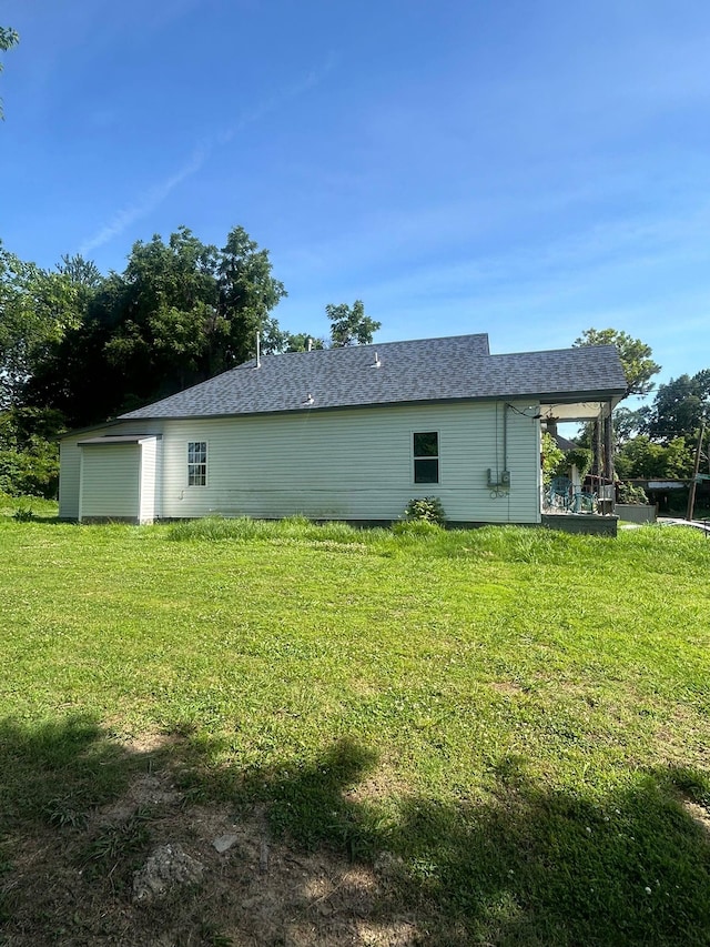 view of side of property featuring a lawn