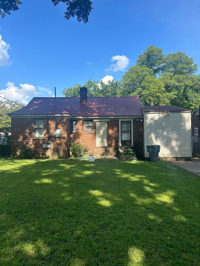 single story home featuring a front yard