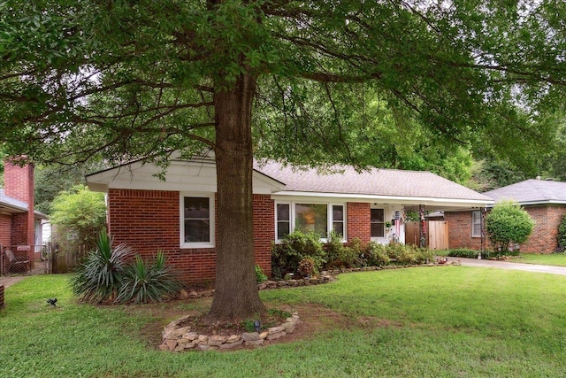 view of front of house featuring a front lawn