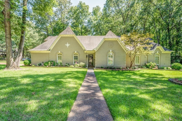 view of front of house featuring brick siding and a front lawn