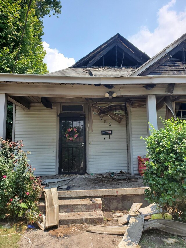 entrance to property featuring a porch