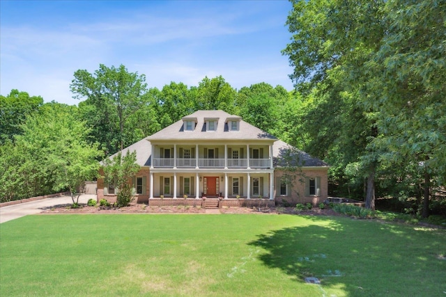 view of front of home featuring a porch and a front lawn