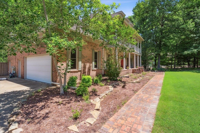 view of front of property featuring a porch and a front yard