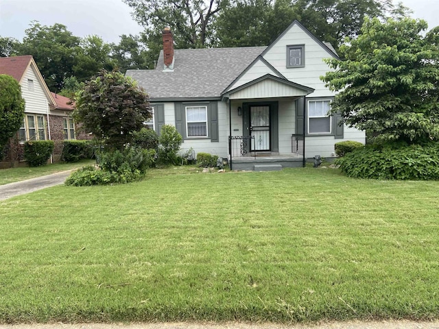 view of front facade with a front yard