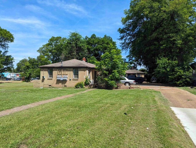 view of front of property with a front yard