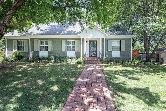 view of front of house featuring a front yard