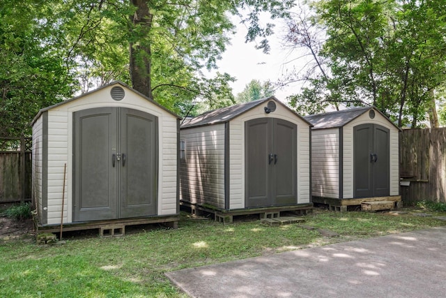 view of outdoor structure with a yard