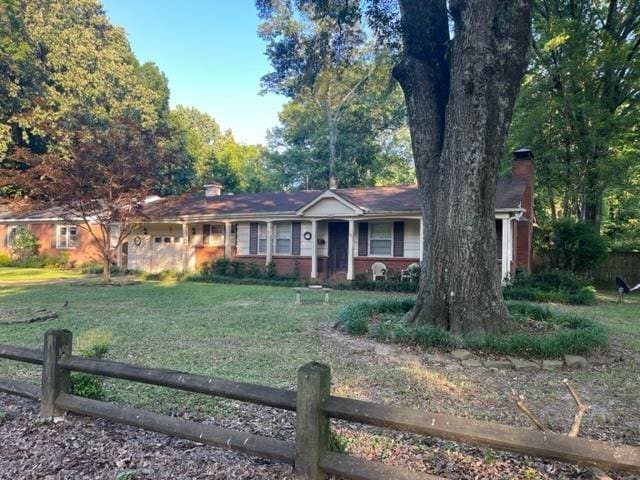 ranch-style home featuring a front lawn