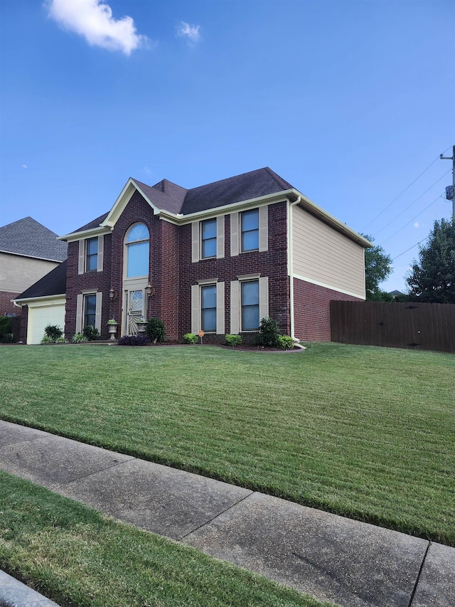 view of front of property featuring a front lawn