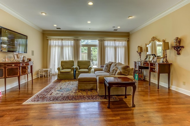 living room featuring crown molding, plenty of natural light, and hardwood / wood-style floors