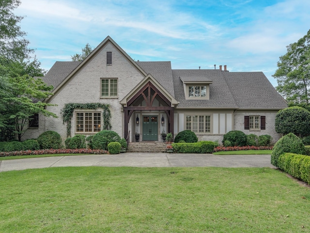 view of front facade featuring a front lawn