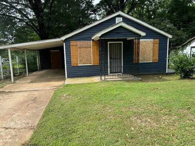 view of front of property featuring a front lawn and a carport