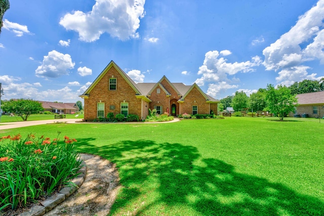 view of front of home featuring a front yard