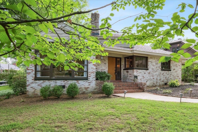 view of front of home featuring a front yard