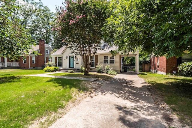 view of front of home featuring a carport and a front lawn