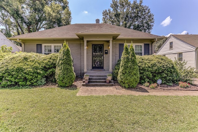 view of front of property featuring a front lawn