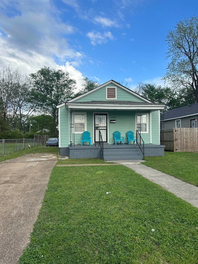 bungalow featuring a front yard