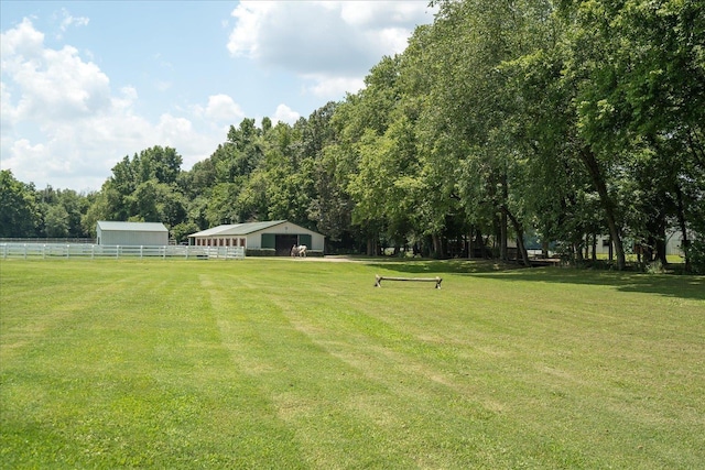 view of yard with an outbuilding