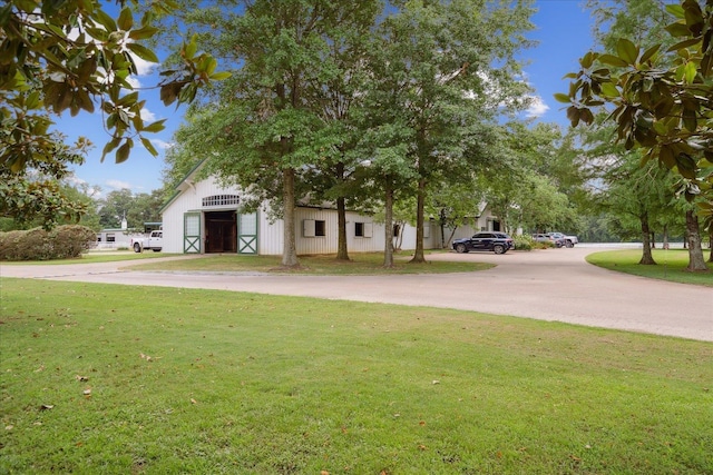 view of front of house featuring a front lawn