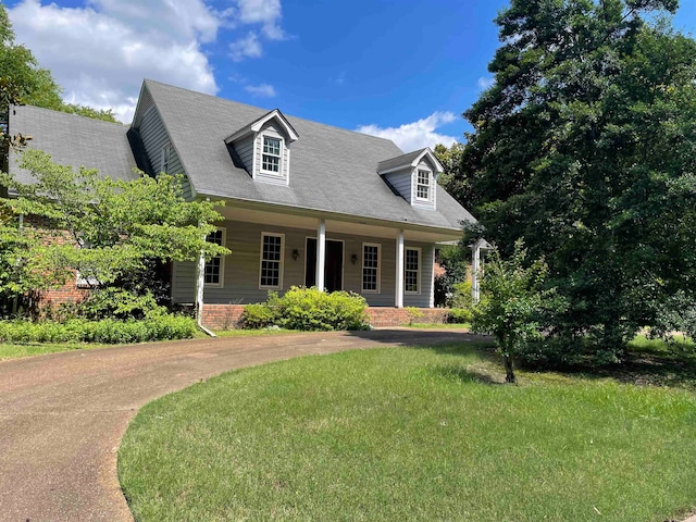 cape cod-style house featuring a front lawn