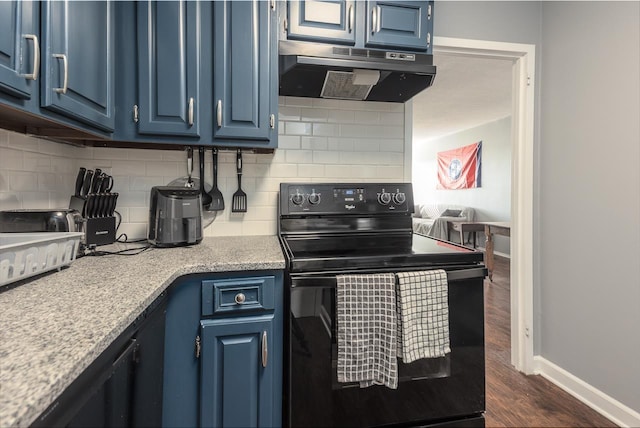 kitchen featuring dark hardwood / wood-style flooring, electric range, decorative backsplash, and blue cabinets