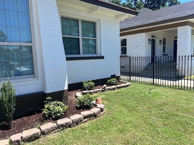 exterior space featuring a lawn