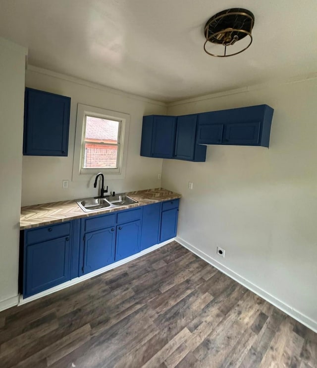 kitchen featuring sink, dark wood-type flooring, and blue cabinets