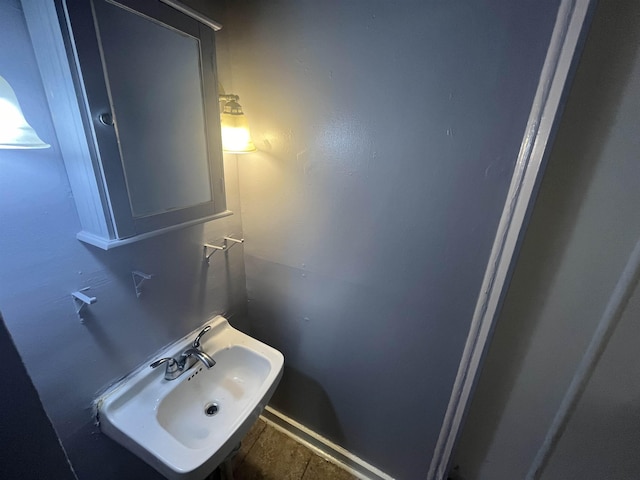 bathroom featuring a sink