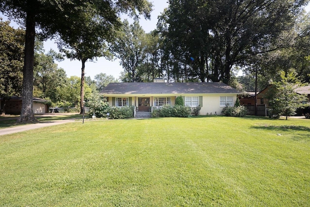 single story home featuring a front lawn