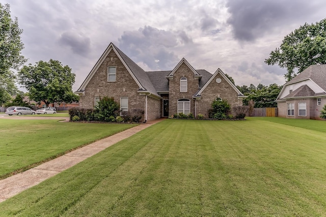 view of front of property featuring a front lawn