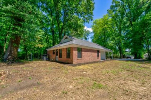 view of side of property featuring a lawn