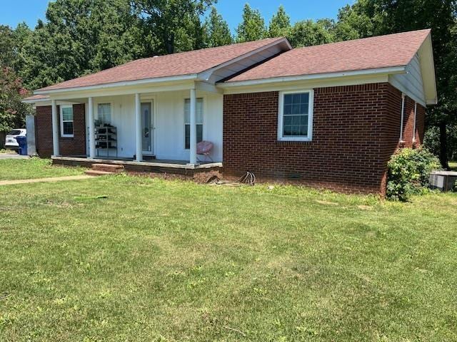 single story home with a front yard