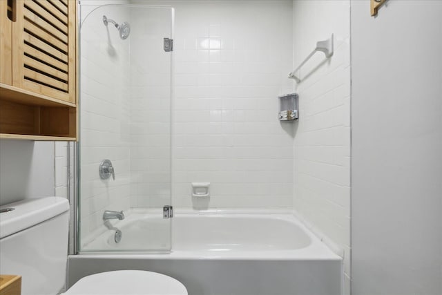 bathroom with tiled shower / bath and toilet