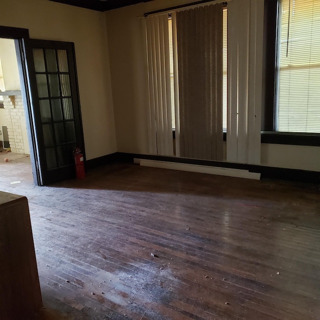 spare room featuring dark wood-style floors