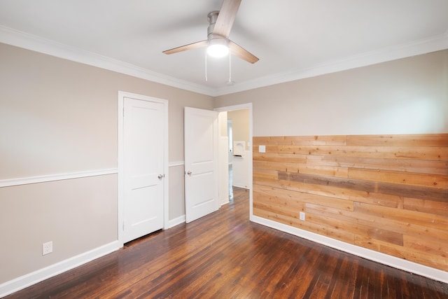 empty room with dark wood-type flooring, ornamental molding, and ceiling fan