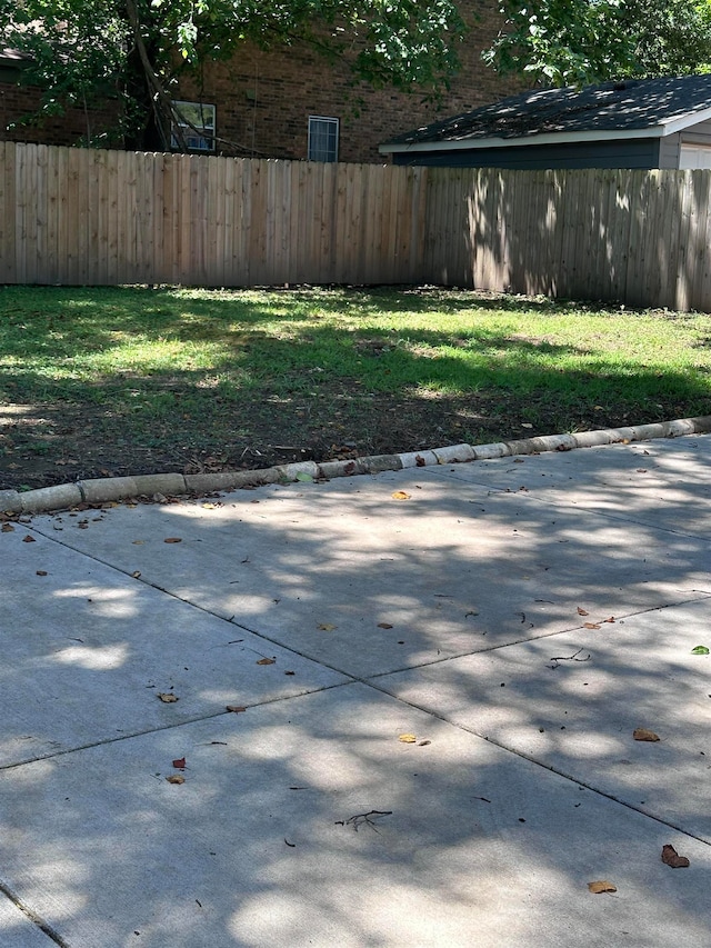 view of yard featuring a patio