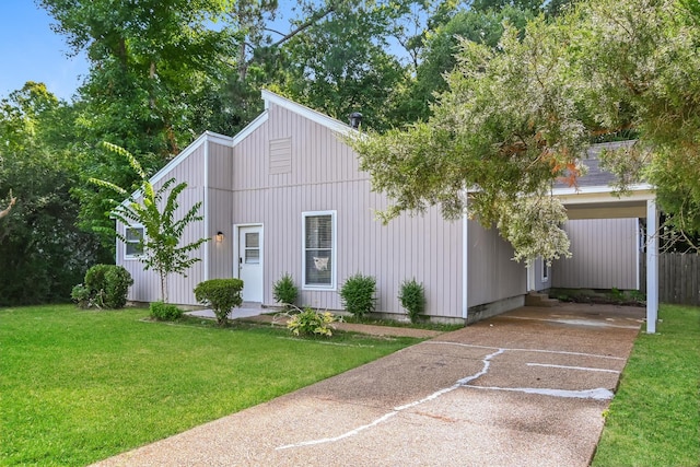 view of front of house featuring a carport and a front lawn