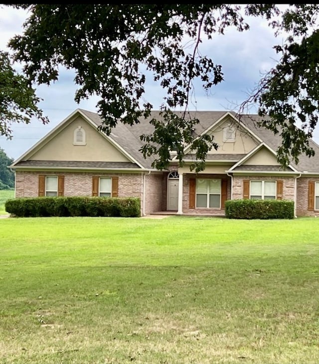 view of front of house featuring a front lawn