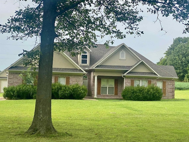 view of front facade featuring a front lawn