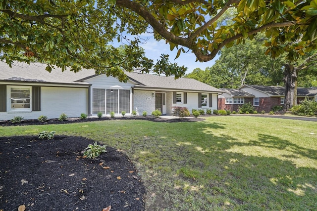 single story home with a front lawn