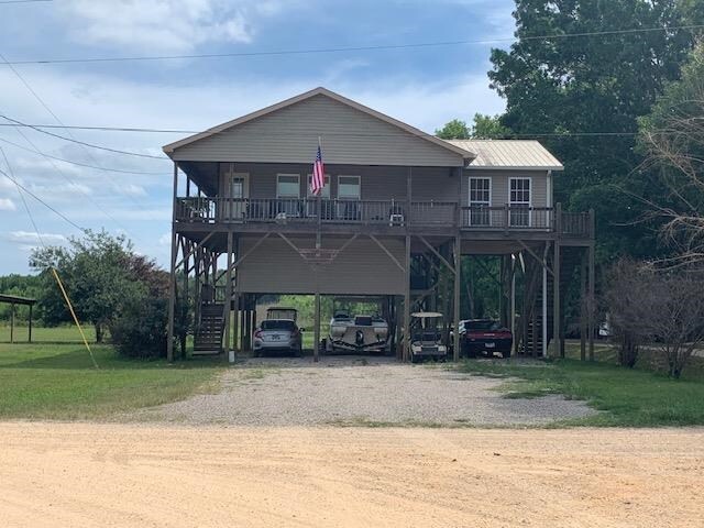 view of front of property with a front lawn and covered porch