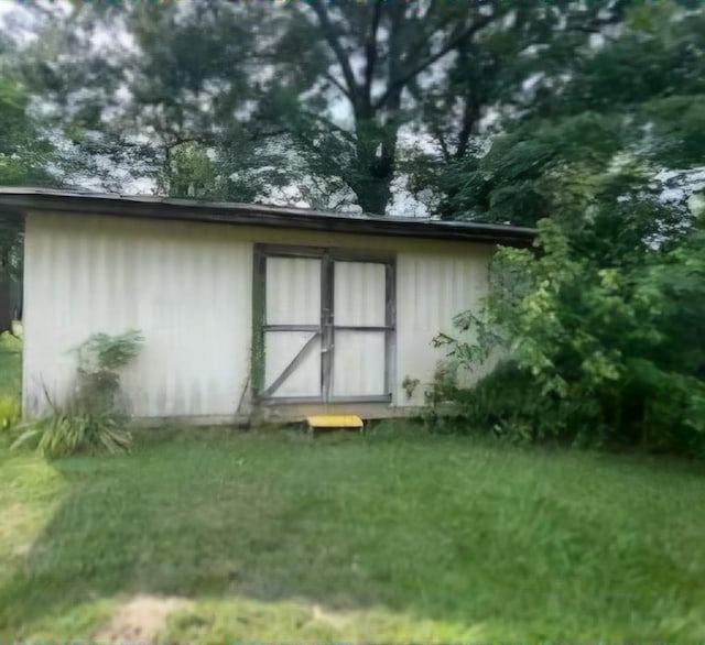 view of outdoor structure with a yard