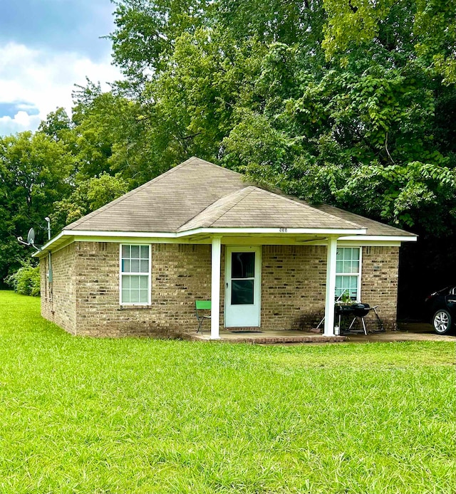 single story home featuring a front yard