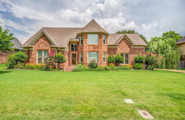 view of front facade with a front lawn