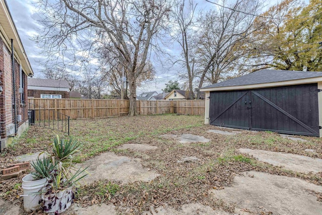 view of yard with an outbuilding